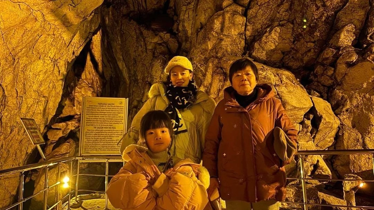 Çinli Öğrenci, Derste Gördüğü Mağaradan Etkilenip, Ailesi İle Tokat'a Geldi Çin'de yaşayan ortaokul öğrencisi Yang Hanchao (13), coğrafya dersinde işlediği konular arasında, etkilendiği Ballıca Mağarası'nı görmek için ailesi ile Tokat'a geldi. Yang ile ai